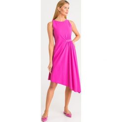 SUKIENKA patrizia pepe. Różowe sukienki damskie Patrizia Pepe, na imprezę, xs, bez wzorów, eleganckie, z okrągłym kołnierzem, bez rękawów, midi, asymetryczne. Za 849,00 zł.