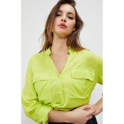 Koszula typu oversize. Żółte koszule damskie Moodo, xs, bez wzorów, z wiskozy, bez kołnierzyka, z długim rękawem. Za 59,99 zł.