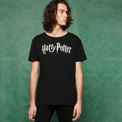 Męski t-shirt Harry Potter - Czarny. Czarne t-shirty męskie marki Sinsay, l. Za 39,99 zł.