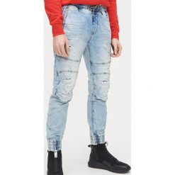 Jeansowe joggery z przetarciami - Niebieski. Niebieskie spodnie męskie Cropp, m, z jeansu. Za 149,99 zł.