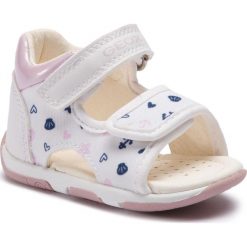 Sandały GEOX - B S.Tapuz G. A B920YA 0AW54 C0406 M White/Pink. Białe sandały dziewczęce Geox, ze skóry ekologicznej, bez zapięcia. W wyprzedaży za 139,00 zł.