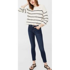 Mango - Jeansy Olivia1. Niebieskie jeansy damskie Mango. W wyprzedaży za 79,90 zł.