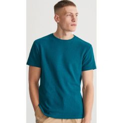 T-shirt ze strukturalnej dzianiny - Turkusowy. Niebieskie t-shirty męskie Reserved, s, bez wzorów, z dzianiny, bez kołnierzyka. Za 79,99 zł.