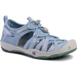 Sandały KEEN - Moxie Sandal 1020590 Powder Blue/Vapor. Niebieskie sandały dziewczęce Keen, ze skóry ekologicznej, bez zapięcia. W wyprzedaży za 159,00 zł.
