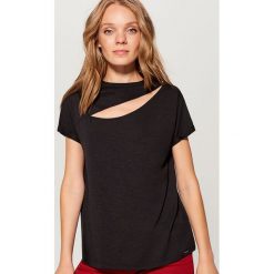 Koszulka z wycięciem na dekolcie - Szary. Szare t-shirty damskie marki Mohito, l. W wyprzedaży za 39,99 zł.