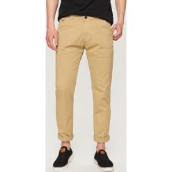 Spodnie chino slim fit - Beżowy. Brązowe spodnie męskie Reserved, m, bez wzorów. Za 89,99 zł.