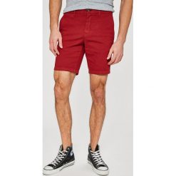 Tommy Hilfiger - Szorty. Czerwone szorty męskie marki TOMMY HILFIGER, z elastanu, casualowe. W wyprzedaży za 269,90 zł.