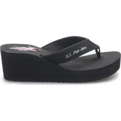U.S. Polo Assn Tansy1 Japonki Czarny. Czarne klapki damskie U.S. Polo Assn., w paski, z materiału, bez obcasa, na platformie. Za 111,95 zł.