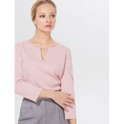 Bluzka z biżuteryjnym zdobieniem - Różowy. Różowe bluzki damskie Mohito, s, z aplikacjami. Za 59,99 zł.