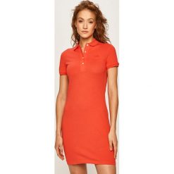 Lacoste - Sukienka. Białe sukienki damskie Lacoste, na co dzień, bez wzorów, z bawełny, casualowe, bez kołnierzyka, z krótkim rękawem, krótkie, mini, proste. W wyprzedaży za 449,90 zł.