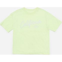 T-shirt z napisem - Żółty. Żółte t-shirty damskie Reserved, s, z napisami, bez kołnierzyka. W wyprzedaży za 19,99 zł.