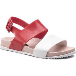 Sandały MELISSA - Cosmic Sandal III Ad 32495 Pink/White/Red 53472. Czerwone klapki damskie Melissa, bez wzorów, z tworzywa sztucznego, bez obcasa. W wyprzedaży za 219,00 zł.