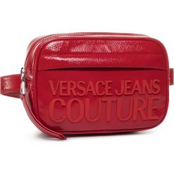 Saszetka nerka VERSACE JEANS COUTURE - E1VVBBM2 500. Czerwone nerki damskie Versace Jeans Couture, bez wzorów, z jeansu, młodzieżowe, bez dodatków. W wyprzedaży za 539,00 zł.