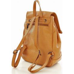 Skórzany plecak damski AMBER camel. Żółte plecaki damskie marki Vera Pelle, w paski, ze skóry. Za 299,00 zł.