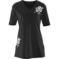 Długi shirt bonprix czarny z nadrukiem. Czarne koszulki damskie marki bonprix, z nadrukiem, bez kołnierzyka, z długim rękawem. Za 34,99 zł.