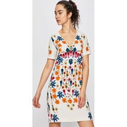 Desigual - Sukienka. Białe sukienki damskie Desigual, na co dzień, bez wzorów, z elastanu, casualowe, bez kołnierzyka, bez rękawów, mini, proste. Za 449,90 zł.