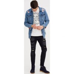 Jeansy skinny fit z ćwiekami. Szare jeansy męskie Pull & Bear. Za 69,90 zł.