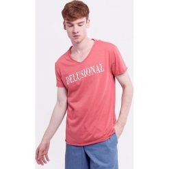 Męski T-shirt MF Delusional. Różowe t-shirty męskie marki Astratex, m, z napisami, z bawełny. Za 49,99 zł.