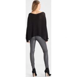 Tigha LYRA Sweter black. Czarne swetry klasyczne damskie marki Tigha, l, z bawełny. Za 509,00 zł.