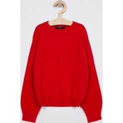 Guess Jeans - Sweter dziecięcy. Czerwone swetry dziewczęce Guess Jeans, z aplikacjami, z elastanu, z okrągłym kołnierzem, bez rękawów, bez kaptura. W wyprzedaży za 89,90 zł.