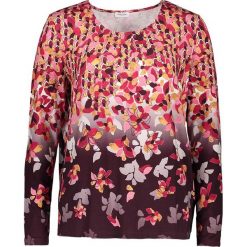 Koszulka w kolorze beżowo-czerwonym. Czerwone koszulki damskie marki Gerry Weber, z materiału, z okrągłym kołnierzem. W wyprzedaży za 85,95 zł.