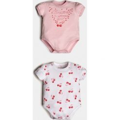 Zestaw 2 Par Body W Print W Wiśnie. Body niemowlęce Guess Kids, z napisami, z elastanu, klasyczne, z krótkim rękawem. Za 49,00 zł.