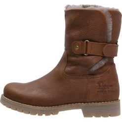 Panama Jack FELIA IGLOO Botki cognac. Brązowe buty zimowe damskie Panama Jack, z wełny. W wyprzedaży za 571,35 zł.