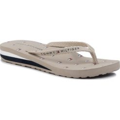 Japonki TOMMY HILFIGER - Th Flag Beach Sandal FW0FW04625 Stone AEP. Brązowe klapki damskie TOMMY HILFIGER, bez wzorów, z materiału, bez obcasa. W wyprzedaży za 129,00 zł.
