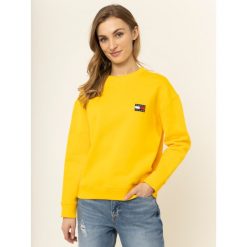 Bluza Tommy Jeans Tjm Badge Crew DW0DW07786. Żółte bluzy damskie Tommy Jeans, m, bez wzorów, z bawełny, bez rękawów, bez kaptura. W wyprzedaży za 319,00 zł.