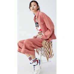 Różowa kurtka jeansowa. Pomarańczowe kurtki damskie jeansowe marki Pull&Bear. Za 139,00 zł.