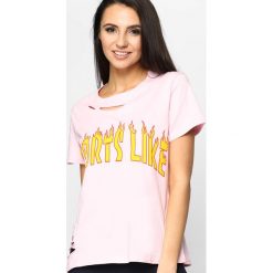 Różowy T-shirt In The Fire. Czerwone bluzki damskie marki Born2be, l. Za 24,99 zł.