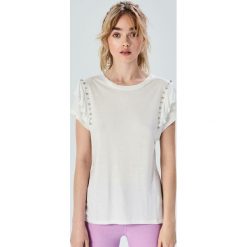 T-shirt z falbankami - Kremowy. Białe t-shirty damskie Sinsay, s, bez wzorów, z falbankami. Za 19,99 zł.