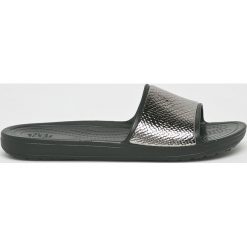 Crocs - Klapki. Czarne klapki damskie Crocs, bez wzorów, z materiału, bez obcasa, na obcasie. W wyprzedaży za 149,90 zł.