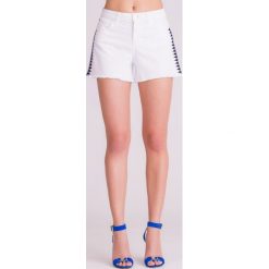 Białe szorty jeansowe Versace Collection ze zdobieniami - Biały. Białe szorty damskie Versace Collection, z aplikacjami, z jeansu. Za 684,50 zł.