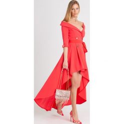 SUKIENKA Elisabetta Franchi Red CARPET. Czerwone sukienki damskie Elisabetta Franchi, na imprezę, w paski, z elastanu, z włoskim kołnierzykiem, bez rękawów, mini, asymetryczne. Za 1829,40 zł.