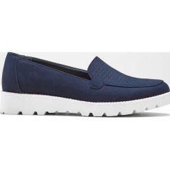 Buty wsuwane na podeszwie platformie bonprix ciemnoniebieski. Niebieskie buty sportowe damskie bonprix, sportowe. Za 84,99 zł.