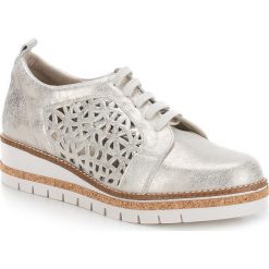 Buty damskie. Szare półbuty damskie Wittchen, na wiosnę, z aplikacjami, ze skóry, bez obcasa, na koturnie, na sznurówki. W wyprzedaży za 399,90 zł.