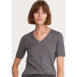 T-shirt z dekoltem w serek - Szary. Szare t-shirty damskie Reserved, s, bez wzorów, z dekoltem w serek. Za 59,99 zł.