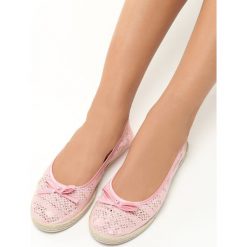 Różowe Espadryle Master Key. Czerwone baleriny damskie marki Born2be, w koronkowe wzory, z koronki, na płaskiej podeszwie. Za 39,99 zł.