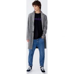 Koszulka z aksamitnym napisem „Been Lit”. Czarne koszulki męskie Pull&Bear, m, z napisami, bez kołnierzyka, z krótkim rękawem, krótkie. Za 59,90 zł.