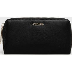 Calvin Klein Jeans - Portfel. Czarne portfele damskie Calvin Klein Jeans, bez wzorów, z jeansu. W wyprzedaży za 239,90 zł.