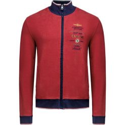 Bluza AERONAUTICA MILITARE. Czerwone bluzy męskie Aeronautica Militare, z haftami, z kontrastowym kołnierzykiem, bez rękawów, bez kaptura. W wyprzedaży za 410,00 zł.