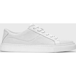 Kazar Studio - Buty skórzane. Białe sneakersy męskie Kazar Studio, z okrągłym noskiem, na sznurówki. Za 379,90 zł.