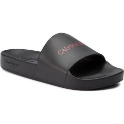 Klapki CALVIN KLEIN - Slide KM0KM00375 001. Czarne klapki męskie Calvin Klein, bez wzorów, z tworzywa sztucznego. Za 159,00 zł.