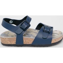 Guess Jeans - Sandały dziecięce Briks. Niebieskie sandały chłopięce Guess Jeans, z jeansu, na klamry. Za 259,90 zł.