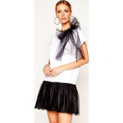 Sukienka codzienna Red Valentino TR0MJ04P. Białe sukienki damskie Red Valentino, na co dzień, m, bez wzorów, z bawełny, bez kołnierzyka, bez rękawów, proste. W wyprzedaży za 1059,00 zł.