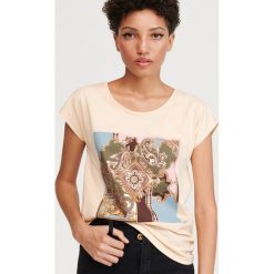 T-shirt z błyszczącym nadrukiem - Beżowy. Brązowe t-shirty damskie Reserved, s, z nadrukiem, bez kołnierzyka. Za 29,99 zł.