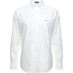 GANT THE OXFORD Koszula white. Czerwone koszule męskie marki GANT, l, w kratkę, z bawełny, z klasycznym kołnierzykiem. Za 379,00 zł.