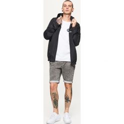 Jeansowe szorty - Jasny szary. Szare spodenki i szorty męskie Cropp, m, bez wzorów, z jeansu. Za 79,99 zł.