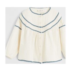 Mango Kids - Koszula dziecięca Bene 80-104 cm. Białe bluzki dziewczęce Mango Kids, z haftami, z bawełny, z okrągłym kołnierzem, z długim rękawem, długie, bez kaptura. Za 69,90 zł.